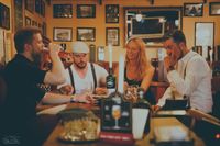 eine Gruppe junger Menschen im Irish Cottage Pub