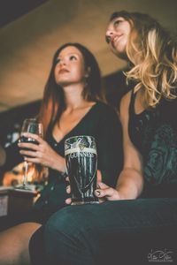 2 Frauen beim trinken eines Guiness an der Bar im Irish cottage Pub